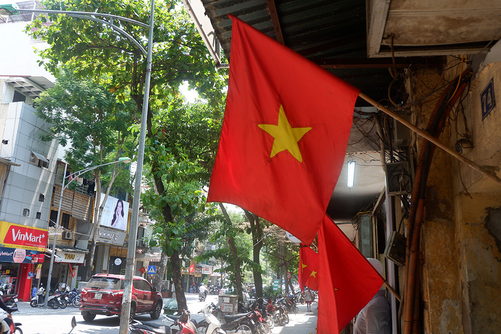 Đâu đâu ta cũng bắt gặp rợp cờ Tổ quốc