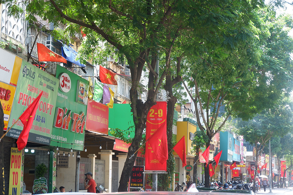 Ghi nhận của PV KiếnThức tại nhiều tuyến phố của Hà Nội, rực rỡ cờ, băng rôn… tuyên truyền chào mừng kỷ niệm 75 năm Quốc khánh 2/9.