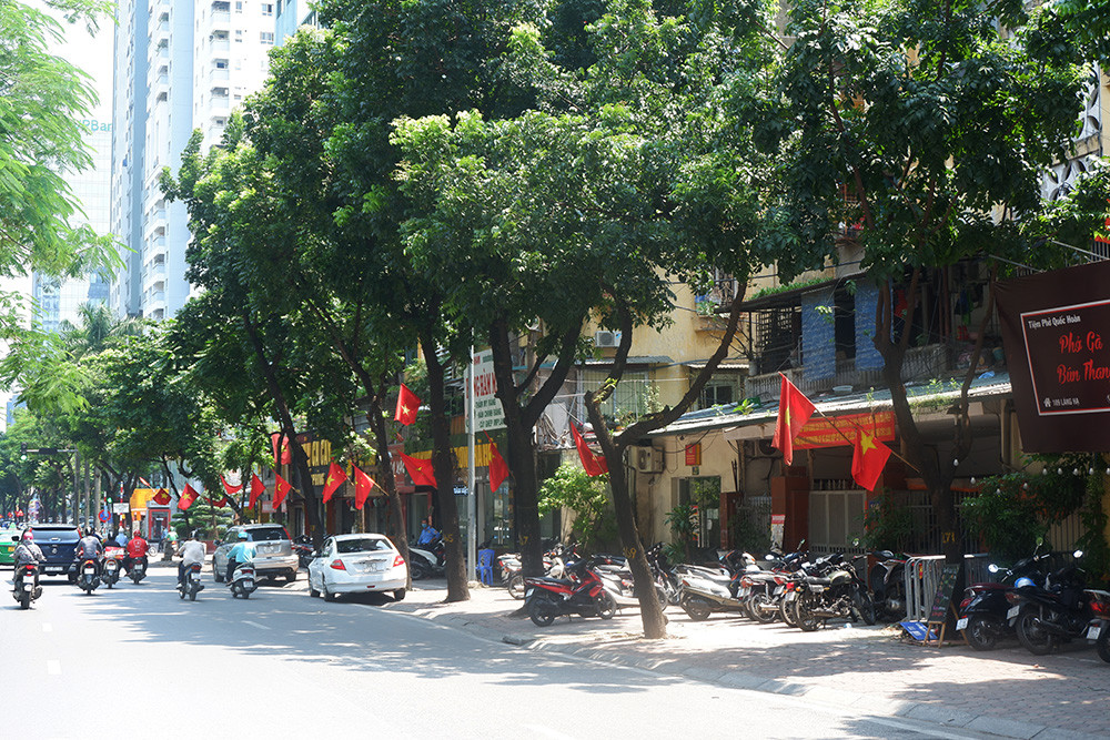 Bầu không khí tưng bừng bao trùm khắp nơi. 