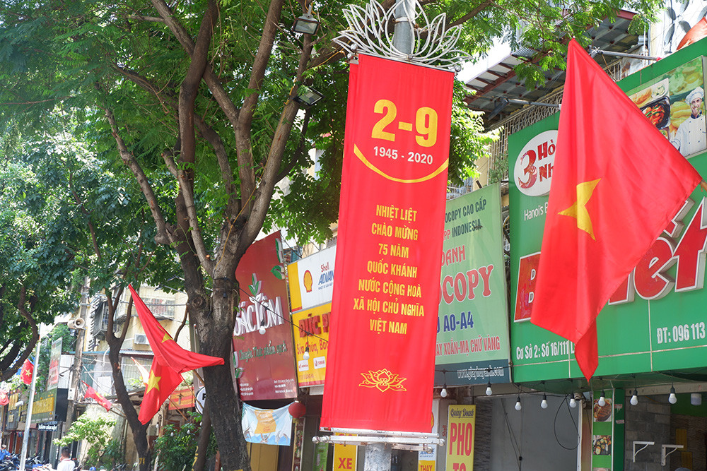 Ở nhiều tuyến phố ta có thể lá cờ đỏ sao vàng cùng băng-rôn chào mừng Quốc khánh 2/9