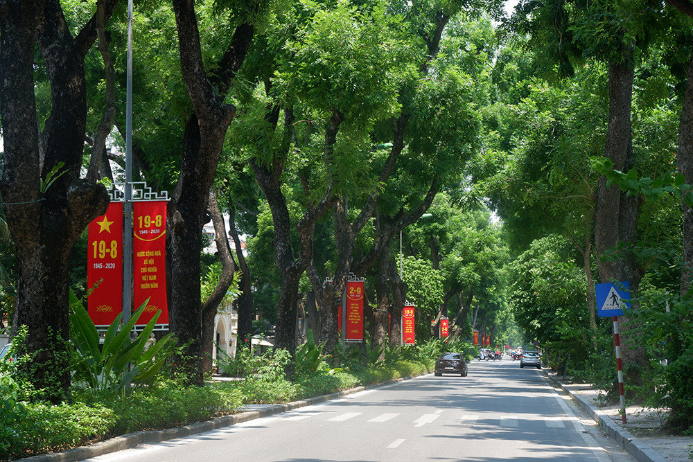 Trên đường Hoàng Diệu, các tấm băng rôn cũng được treo giữa 2 làn đường.