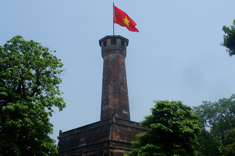 Lá cờ Tổ quốc tung bay trong gió trên cột cờ Hà Nội. 