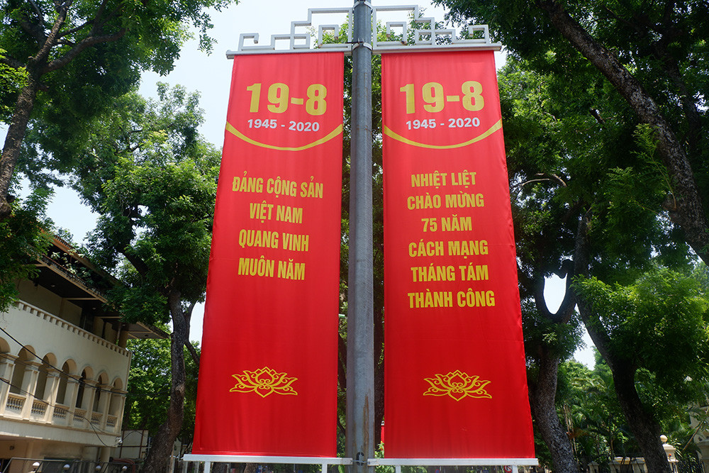 Mọi chuẩn bị trang trí, đón mừng ngày lễ lớn nhộn nhịp trên các con phố.