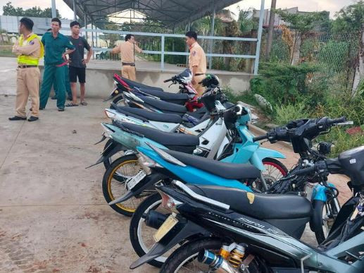  3. Bắt nóng 45 tay đua xe trái phép liên tỉnh thách đấu qua mạng: Ngày 3/9, Công an tỉnh Bình Thuận cho biết đang củng cố hồ sơ, xử lý hành vi tổ chức đua xe trái phép của hàng chục thanh thiếu niên ở 2 huyện Bắc Bình và Tuy Phong. Trong 9 tiếng đồ hồ (từ 9 đến 18h ngày 2/9), lực lượng công an phải sử dụng nhiều biện pháp nghiệp vụ, 45 thanh thiếu niên đã bị bắt giữ với hành vi đua xe trái phép cùng 31 phương tiện. 