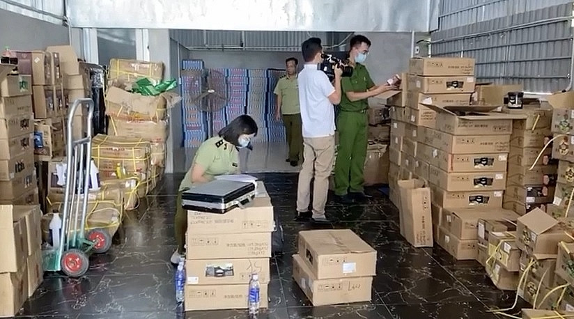  6. Thu giữ gần 10 tấn nguyên liệu chế biến trà sữa không rõ nguồn gốc: Ngày 3/9, tại Hà Nội, lực lượng quản lý thị trường (QLTT) đã tịch thu gần 10 tấn sản phẩm nguyên liệu trà sữa như bột trà sữa, nước siro hoa quả không rõ nguồn gốc xuất xứ. Tại thời điểm kiểm tra, tổ công tác phát hiện gần 5.000 sản phẩm nguyên liệu trà sữa (bột trà sữa, nước siro hoa quả,....) với trọng lượng khoảng gần 10 tấn không rõ nguồn gốc. 