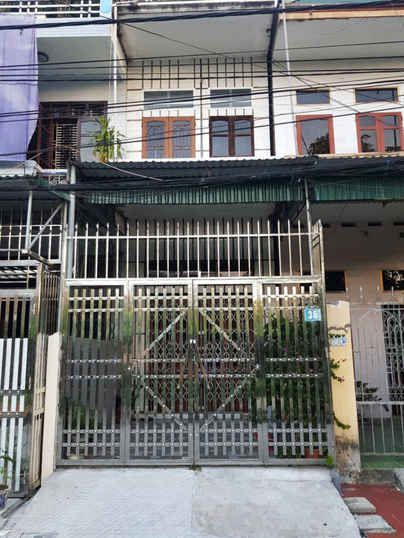 Trước đó, chiều 22/8, trinh sát Công an TP Thái Bình bất ngờ ập vào một ngôi nhà tại khu tập thể Bệnh viện Đa khoa tỉnh Thái Bình (thuộc phường Quang Trung, TP Thái Bình) bắt quả tang ông Vũ Bình Giang cùng một số người đang đánh bạc ăn tiền bằng hình thức "đánh phỏm".