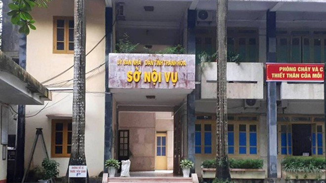 Trước đó, khoảng 12h ngày 31/5, tại nhà riêng của ông Bùi Quốc Toàn (sinh năm 1960) ở khu 1, khu đô thị Bình Minh, phường Đông Hương, TP Thanh Hóa, Công an TP Thanh Hóa bắt quả tang 4 người đang đánh bạc dưới hình thức "đánh phỏm", thu giữ trên chiếu bạc gần 55 triệu đồng tiền mặt, cùng nhiều tang vật khác có liên quan. 