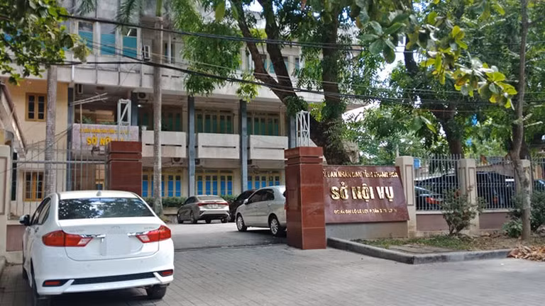  Trưởng phòng Sở Nội vụ Thanh Hóa tội đánh bạc: Ngày 13/6, Công an TP Thanh Hóa đã khởi tố vụ án, khởi tố 4 bị can về tội đánh bạc, trong đó có ông Bùi Quốc Toàn - trưởng Phòng Quản lý công chức, viên chức Sở Nội vụ Thanh Hóa. 