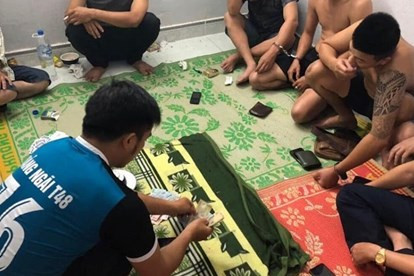 4 cán bộ đó gồm: Võ Đăng Hân (42 tuổi, Chủ tịch Liên đoàn lao động huyện Sơn Tây); Nguyễn Vũ Hoàng Chương (42 tuổi, cán bộ Kho bạc huyện Sơn Tây); Lê Trung Hiếu (48 tuổi) và Phan Tiến Sĩ (54 tuổi), đều là giáo viên trường PTDT bán trú ở xã Sơn Tân và xã Sơn Long, huyện Sơn Tây.