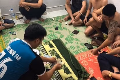 4 cán bộ đó gồm: Võ Đăng Hân (42 tuổi, Chủ tịch Liên đoàn lao động huyện Sơn Tây); Nguyễn Vũ Hoàng Chương (42 tuổi, cán bộ Kho bạc huyện Sơn Tây); Lê Trung Hiếu (48 tuổi) và Phan Tiến Sĩ (54 tuổi), đều là giáo viên trường PTDT bán trú ở xã Sơn Tân và xã Sơn Long, huyện Sơn Tây.