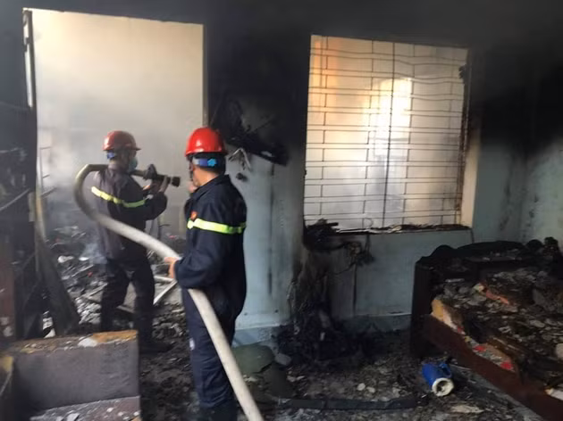  3. Đốt vàng mã cúng rằm, một căn nhà 2 tầng ở Hải Phòng bị thiêu rụi: Ngày 2/9, thông tin từ lãnh đạo phường Nghĩa Xá (quận Lê Chân, Hải Phòng) cho biết, chiều tối 1/9, một vụ hỏa hoạn do đốt vàng mã cúng rằm xảy ra ra tại ngôi nhà số 5, ngõ 82, đường Vũ Chí Thắng. Vụ hỏa hoạn xảy ra trong ngõ, đông dân cư, không gây thiệt hại về người nhưng khiến toàn bộ đồ đạc trong căn nhà bị thiêu rụi.