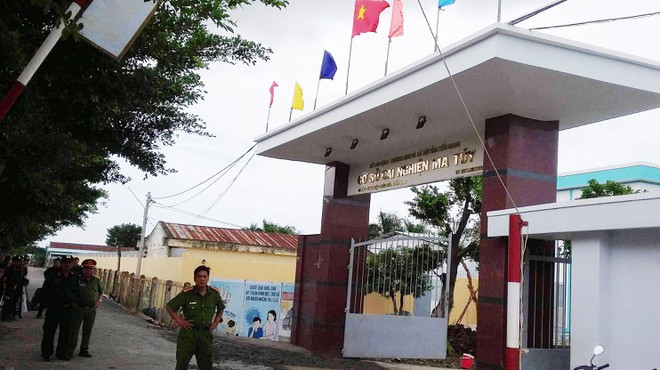 Ngày 7/9, Công an huyện Châu Thành, tỉnh Tiền Giang, cho biết đang tiến hành xác minh điều tra làm rõ về cái chết của Phan Minh Tín, 22 tuổi, quê ở xã Long Trung, huyện Cai Lậy, tỉnh Tiền Giang. Tín là người nghiện nhảy lầu chết khi đang chấp hành quyết định cai nghiện ma túy bắt buộc tại Cơ sở cai nghiện ma túy tỉnh Tiền Giang trong thời gian 18 tháng (tính từ ngày 20/3).