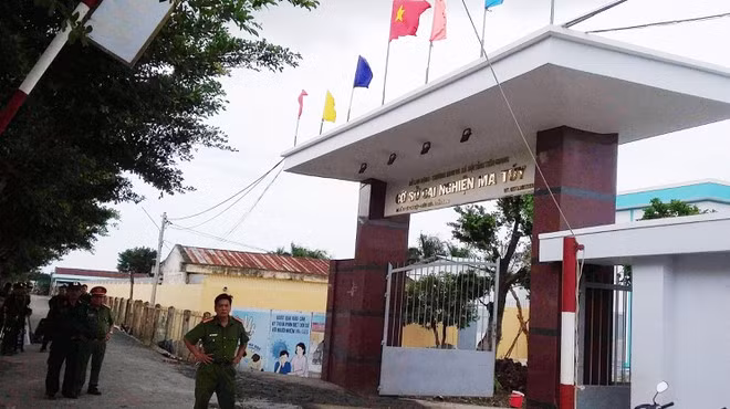 Ngày 7/9, Công an huyện Châu Thành, tỉnh Tiền Giang, cho biết đang tiến hành xác minh điều tra làm rõ về cái chết của Phan Minh Tín, 22 tuổi, quê ở xã Long Trung, huyện Cai Lậy, tỉnh Tiền Giang. Tín là người nghiện nhảy lầu chết khi đang chấp hành quyết định cai nghiện ma túy bắt buộc tại Cơ sở cai nghiện ma túy tỉnh Tiền Giang trong thời gian 18 tháng (tính từ ngày 20/3).