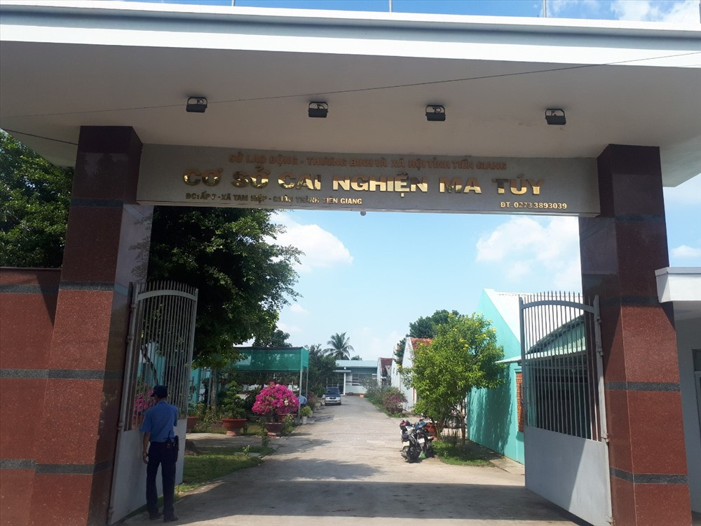  Học viên xô xát với nhân viên cấp dưỡng rồi trốn khỏi cơ sở cai nghiện ma túy: Ngày 11/8/2018, Công an tỉnh Tiền Giang cho biết, tại cơ sở cai nghiện ma túy (Sở LĐTBXH tỉnh Tiền Giang) có trụ sở tại xã Tam Hiệp, huyện Châu Thành, hàng chục học viên đang cai nghiện ma túy đã xô xát với nhân viên cấp dưỡng.