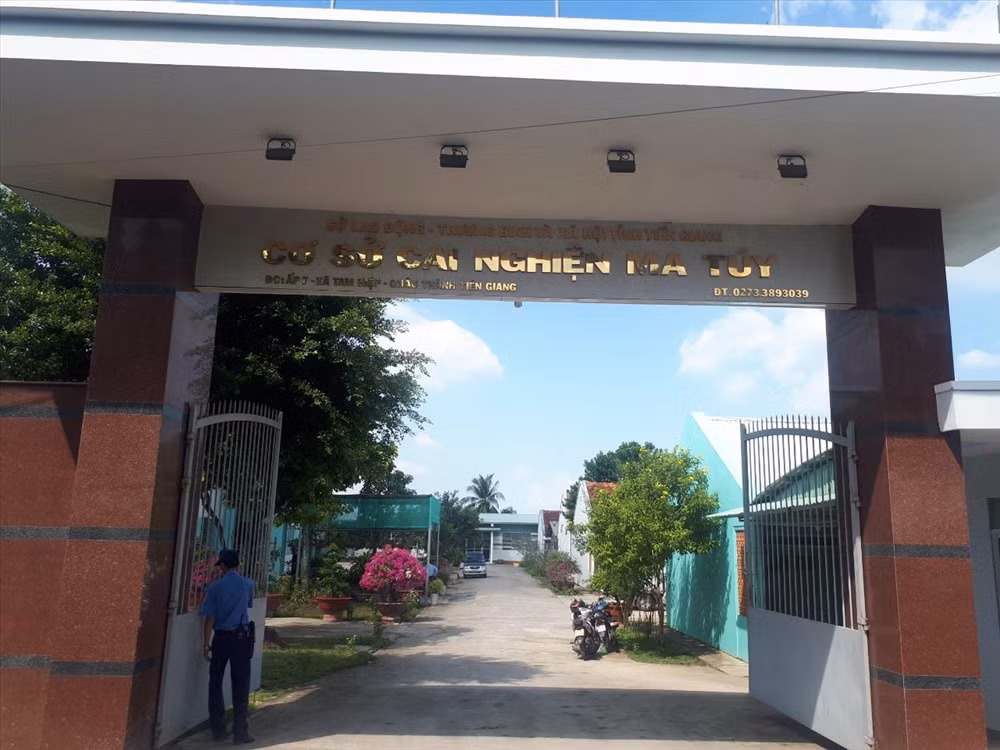  Học viên xô xát với nhân viên cấp dưỡng rồi trốn khỏi cơ sở cai nghiện ma túy: Ngày 11/8/2018, Công an tỉnh Tiền Giang cho biết, tại cơ sở cai nghiện ma túy (Sở LĐTBXH tỉnh Tiền Giang) có trụ sở tại xã Tam Hiệp, huyện Châu Thành, hàng chục học viên đang cai nghiện ma túy đã xô xát với nhân viên cấp dưỡng.