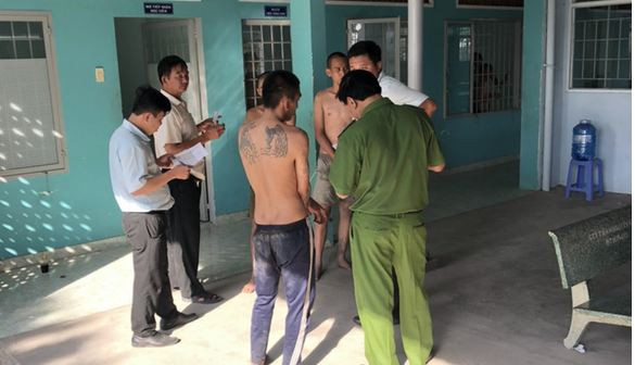  Hơn 30 học viên cơ sở cai nghiện ma túy lại bỏ trốn ở Tiền Giang: Khoảng 10h30 ngày 6/2, lợi dụng giờ chuyển cơm từ khu C đến khu B, nhóm học viên tại cơ sở nghiện ma túy thuộc xã Tam Hiệp, huyện Châu Thành bất ngờ xô ngã nhân viên chuyển cơm và trực cổng rồi la hét, tràn ra khỏi cổng trại.