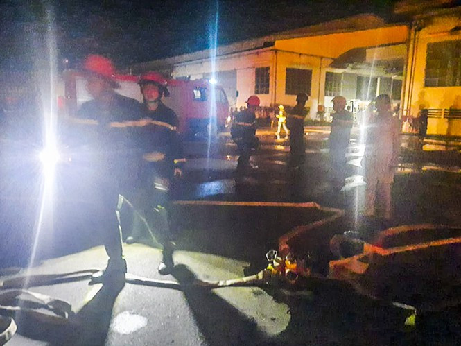 Nhận được tin báo, Lực lượng Cảnh sát PCCC Công an tỉnh Bình Định đã điều động 12 xe cứu hỏa cùng hơn 70 cán bộ, chiến sĩ đến hiện trường phối hợp với lực lượng tại chỗ dập lửa.