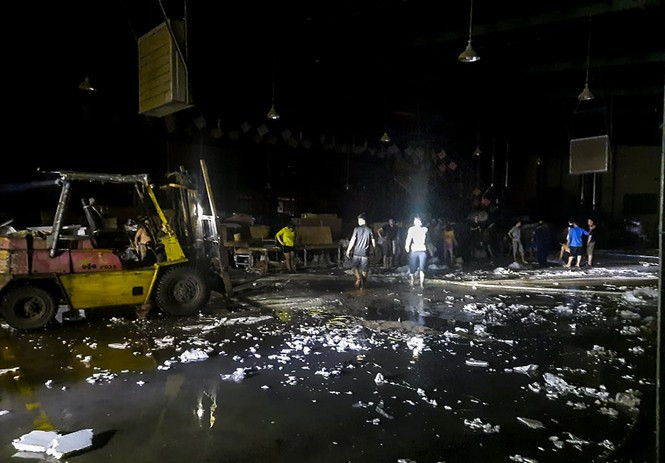 Đến hơn 4h sáng 5/9, lực lượng chữa cháy mới dập xong lửa. Hiện các cơ quan chức năng tỉnh Bình Định đang thống kê thiệt hại, điều tra làm rõ nguyên nhân vụ cháy này.