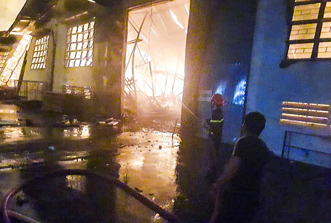 Hàng chục lính cứu hỏa chữa cháy xuyên đêm tại nhà xưởng xí nghiệp đồ gỗ xuất khẩu. 