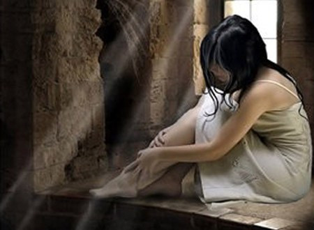 Vo mat 49 ngay, phat hien be gai 15 tuoi bi cha bao hanh, cuong dam