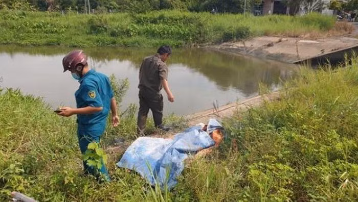  4. Bỏ nhà đi bụi, bé trai rơi xuống cống tử vong: Khoảng 7h ngày 4/9, một bé trai sau khi ngủ dậy đã xuống cống Cầu Quay (xã An Sơn, TP Thuận An, tỉnh Bình Dương) để rửa mặt thì bị trượt chân rơi xuống nước. Khi người dân tới thì nạn nhân đã chìm mất tích. Sau khoảng 30 phút, thi thể nạn nhân được đưa lên bờ. Được biết, nạn nhân tên H. (khoảng 13 tuổi, quê Bà Rịa - Vũng Tàu) đã bỏ nhà đi bụi thì xảy ra vụ việc đau lòng.