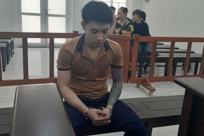  2. Nam thanh niên đâm gục bảo vệ, cướp 140 ngàn đồng: Ngày 4/9, TAND TP Hà Nội tuyên phạt Nguyễn Tiến Anh (SN 1998, ở Phúc Thọ) mức án 18 năm tù vì tội giết người và cướp tài sản. Tiến Anh đột nhập vào Công ty TNHH đầu tư thương mại dịch vụ tổng hợp Minh Anh (ở Gia Lâm) thấy ông Cao Sỹ Côi (SN 1954, nhân viên bảo vệ) Tiến Anh đã dùng dao đâm trọng thương ông Côi và cướp của nạn nhân 140 ngàn đồng.