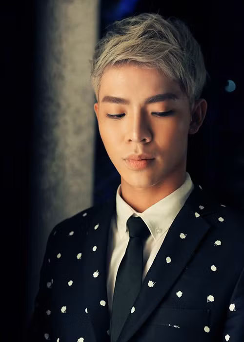 Mới nhất, Aiden tiếp tục lên tiếng tố cáo Erik đơn phương chấm dứt hợp đồng, thường xuyên vi phạm kỷ luật, đạo đức và thiếu trung thực. Điều này càng khiến lùm xùm rời nhóm của Erik trở thành tâm điểm của dư luận. (Ảnh: FBNV)