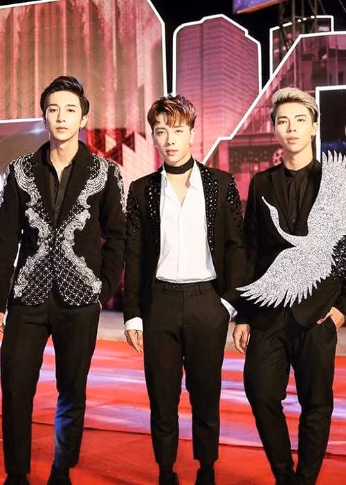 3 năm sau khi tham gia The Voice Kids, Erik sở hữu giọng hát ngọt ngào, ấm áp cũng như vẻ ngoài nam tính hơn. (Ảnh: FBNV)