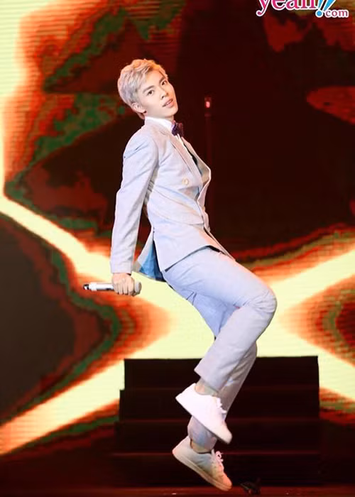 Trong lúc sự nghiệp đang trên đà phát triển, giọng ca “Sau tất cả” đột ngột tuyên bố rời khỏi nhóm Monstar và công ty vì "không muốn mọi hiểu lầm đi quá xa sự thật". (Ảnh: FBNV)