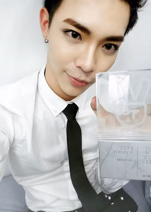 Ngay sau đó, Aiden - “ông bầu” đứng sau thành công của Erik bất ngờ “tố” cựu thành viên nhóm Monstar làm việc thiếu trách nhiệm. (Ảnh: FBNV)