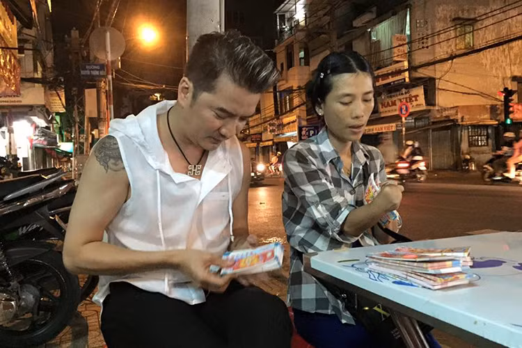 Ban đầu, nam ca sĩ không có ý định mua nhưng nhìn thấy cánh tay của cô anh không cầm lòng được và quyết định mua ủng hộ. (Ảnh: FBNV)