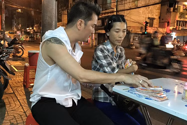 Trước đó, vào đêm giao thừa năm 2016, Đàm Vĩnh Hưng cũng từng mua 600 tờ vé số của một cô gái khuyết tật. (Ảnh: FBNV)