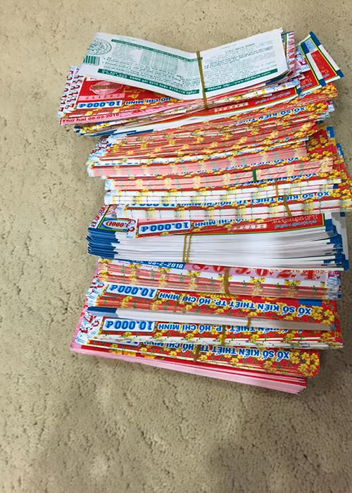 Hành động của Mr Đàm trong đêm giao thừa khiến nhiều người cảm thấy ấm áp bởi nhờ anh, cô gái vừa có thêm thu nhập vừa có thể về quê ăn Tết sớm. (Ảnh: FBNV)