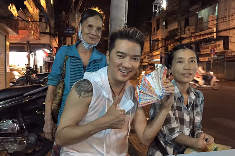 Với 600 tờ vé số mua được, Đàm Vĩnh Hưng tuyên bố nếu trúng thưởng lớn sẽ đãi fans và làm từ thiện. (Ảnh: FBNV)