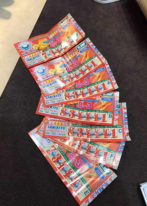 Khi so kết quả, Mr Đàm trúng 7 vé với giải thưởng mỗi tờ là 100 nghìn đồng. Dù số tiền thưởng không nhiều nhưng Đàm Vĩnh Hưng rất vui. Anh cũng xem đây là “động lực mua vé số nửa đêm giúp đỡ các bà cụ”. (Ảnh: FBNV)