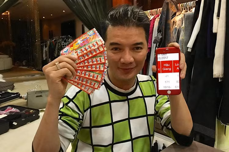 Dam Vinh Hung trung so khi mua tram ve so giup cu gia