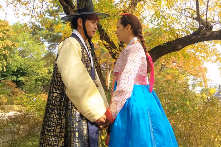 Theo lời Bảo Anh, cả hai nảy sinh tình cảm từ những chuyến lưu diễn cùng nhau. Thời điểm này, Hồ Quang Hiếu là người ở bên động viên cô vượt qua chuyện buồn. (Ảnh: FBNV)