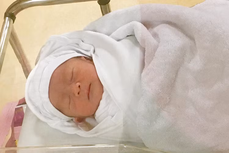 Con trai Việt Anh cất tiếng khóc chào đời vào 21h ngày 6/3, nặng 3,1 kg. Bé có tên thân mật là Đậu và được khen ngợi kháu khỉnh, đáng yêu. (Ảnh: FBVN)