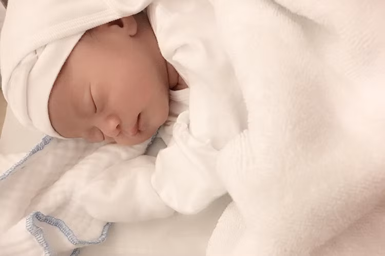 Việt Anh còn hạnh phúc làm thơ tặng thiên thần nhỏ mới chào đời của mình. Anh viết: “Con sinh ra vào 1 ngày trời trở gió/ Bố đã lo không biết sẽ thế nào/Không sao đâu, chàng trai của bố/Lấp biển rời non, há chi cơn gió mùa/ Những thử thách chỉ làm con thêm cứng cáp/Để mai này con gánh vác cả giang san”. (Ảnh: FBVN)