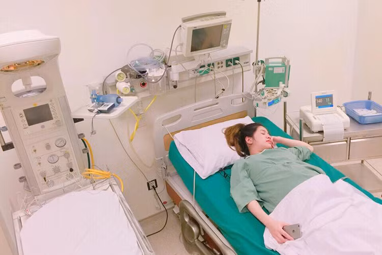 Việt Anh còn chia sẻ trạng thái cảm xúc căng thẳng cùng dòng chú thích: “Thời gian làm ơn trôi nhanh hộ tôi. Sốt ruột quá !”. (Ảnh: FBVN)