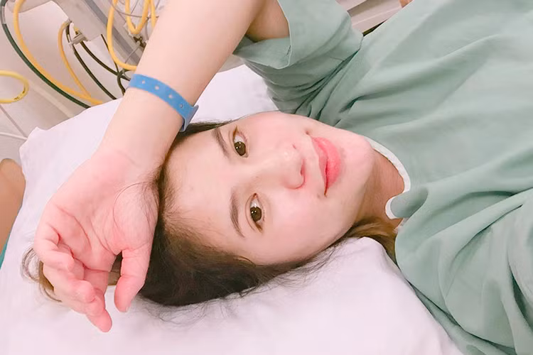 Được biết, vợ Việt Anh sinh năm 1989, kinh doanh mỹ phẩm online. Cô được khen ngợi sở hữu nhan sắc xinh đẹp không kém một hot girl. (Ảnh: FBVN)