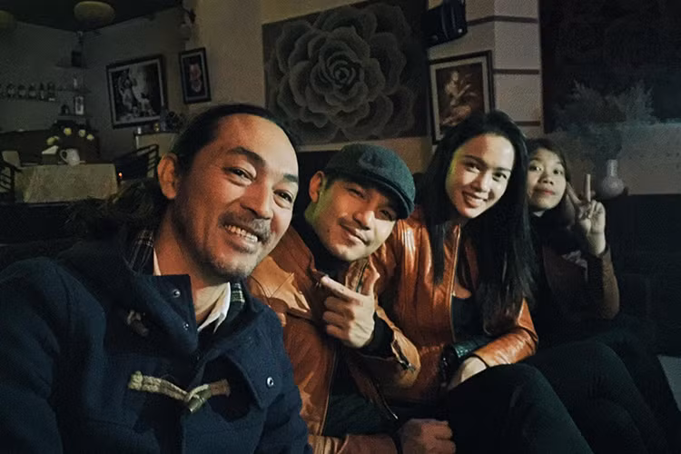 Trên phim trường “Lôi báo” tại Đà Lạt, nam vũ công và người đẹp phim “Quyên” tỏ ra khá thân thiết. Ảnh: FBNV