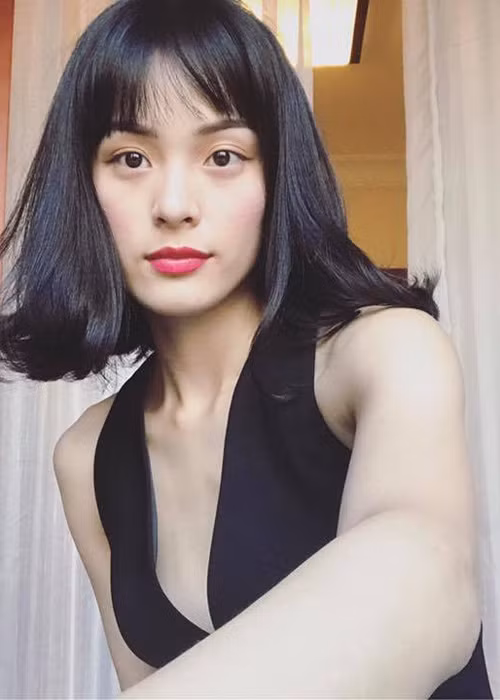 Không chỉ gương mặt hốc hác, thân hình của nữ diễn viên phim “Tấm Cám: Chuyện chưa kể” trông cũng gầy guộc hơn trước. Ảnh: FBNV