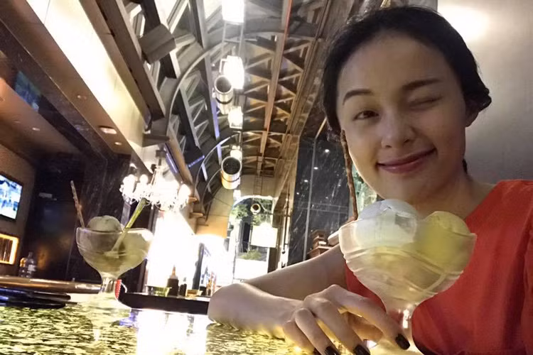 Ngoài ra, gần đây, Hạ Vi cũng ăn diện có phần giản dị hơn và thậm chí không ngại để mặt mộc. Ảnh: FBNV