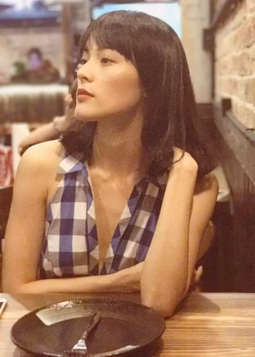 Tuy nhiên, Hạ Vi liên tục bị sụt cân để lộ thân hình ngày càng gầy gò theo thời gian. Cô từng chia sẻ, có thời điểm cô giảm đến 4 kg. Ảnh: FBNV