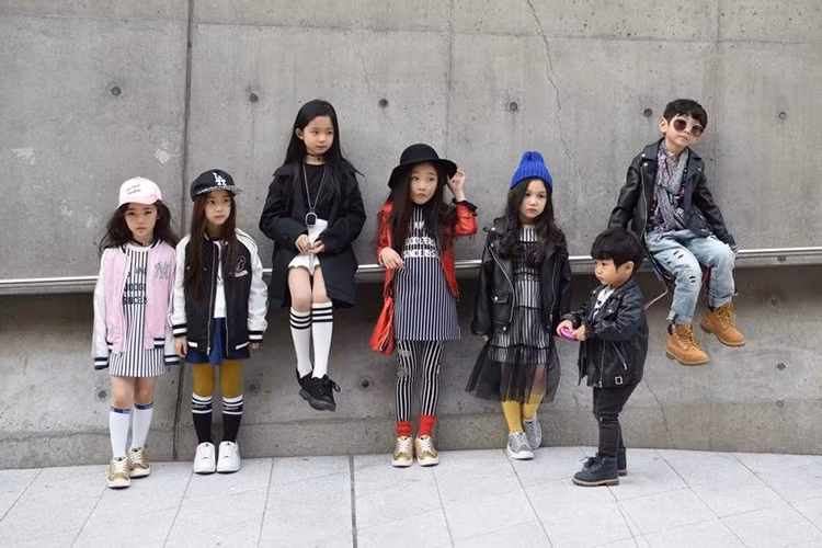 Bomber jacket, trang phục jean, jacket da, giày thể thao... là những món đồ được các fashionista nhí ưa chuộng hơn cả tại sự kiện thời trang Seoul Fashion Week 2017 street style.