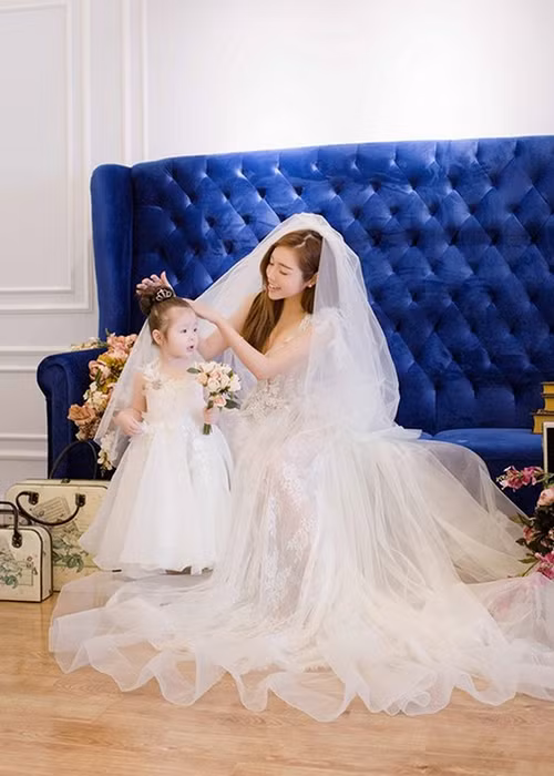 Sự ngọt ngào, tình cảm của Elly Trần đã mang lại những nụ cười giòn tan cho con gái.