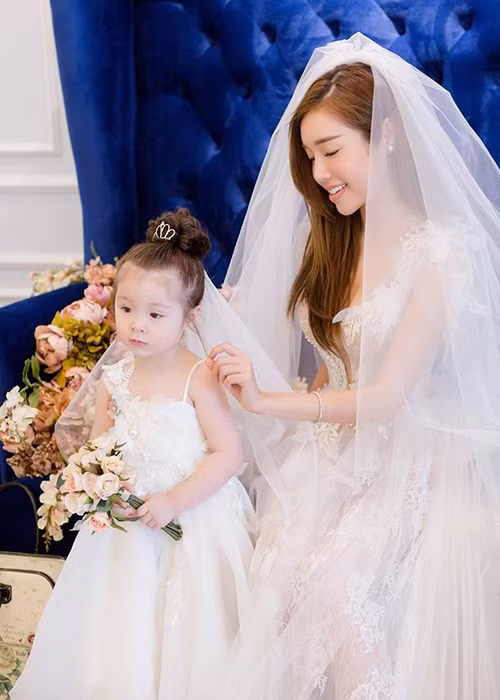 Trong khi con gái Elly Trần đã khá quen thuộc với việc chụp ảnh cùng mẹ, cậu con trai lại “nhát” ống kính do còn quá nhỏ.