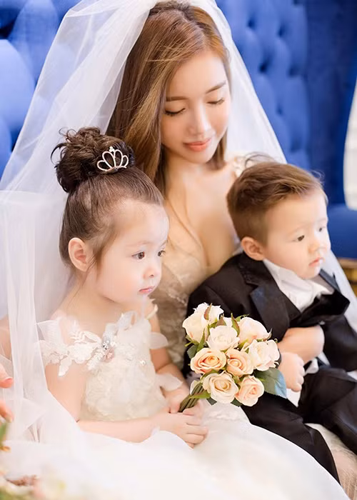 "...Vì thế, Cadie và Alfie là hai món quà quý giá nhất của tôi vào ngày 8/3 - ngày dành cho những người phụ nữ và những người mẹ".