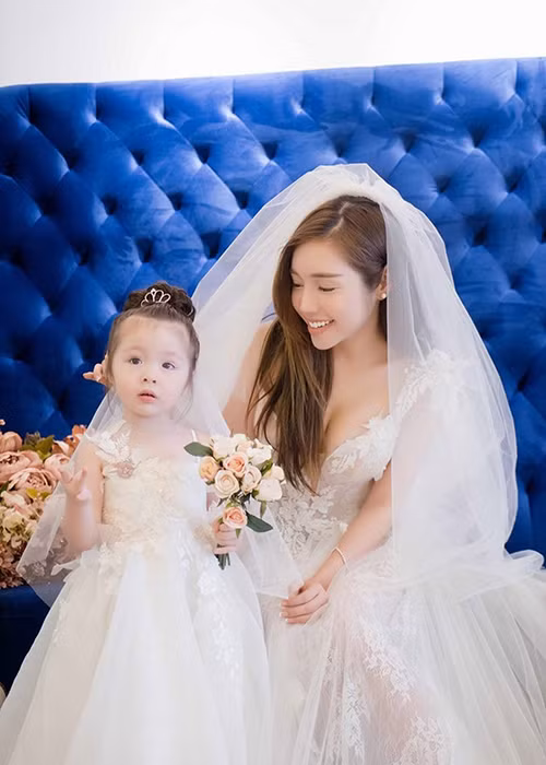 Nếu không quá bận bịu, Elly Trần thường tự đưa Mộc Trà đến trường vào buổi sáng. Sau đó, cô trở về để chăm sóc cho Túc Mạch. Chiều về, Elly Trần thường vui đùa cùng hai con.